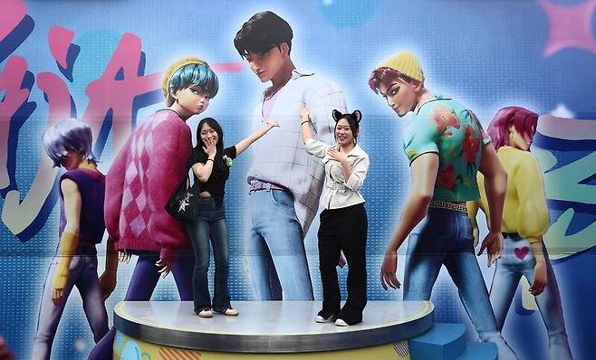 에버랜드 ‘케이팝 데몬 헌터스’ 테마존에서 포즈를 취하고 있는 이들. 박미향 기자