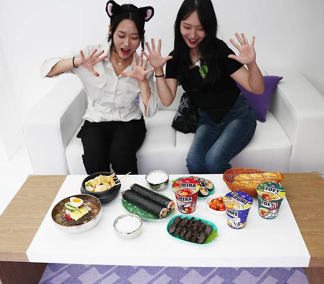 에버랜드 ‘케이팝 데몬 헌터스’ 테마존에서 포즈를 취하고 있는 이들. 박미향 기자