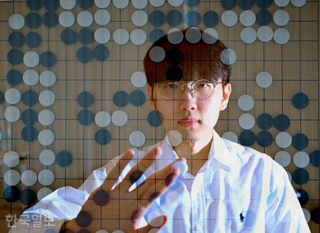 제48기 SG배 한국일보 명인전에서 개인 세 번째 우승을 차지한 신진서 9단이 지난달 30일 서울 성동구 한국기원에서 이번 대회 마지막 대국을 복기하고 있다. 왕태석 선임기자