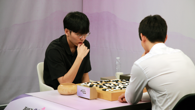 신진서(왼쪽) 9단이 8월 26일 경기 성남 K바둑 스튜디오에서 열린 제48기 SG배 한국일보 명인전 승자조 4강전에서 이지현 9단에 승리한 후 복기하고 있다. 신 9단은 이 대국에서 패배 직전에 몰릴 만큼 큰 위기를 맞았지만, 이 9단의 실수로 '행운의 승리'를 거두고 승자조 결승전에 진출했다. 한국기원 제공