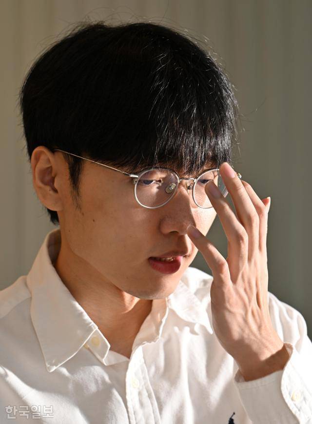 누적상금 100억 원 돌파를 앞둔 신진서 9단이 중위권 기사들의 처우 개선을 위해 바둑산업의 파이를 키워야 한다고 설명하고 있다. 왕태석 선임기자