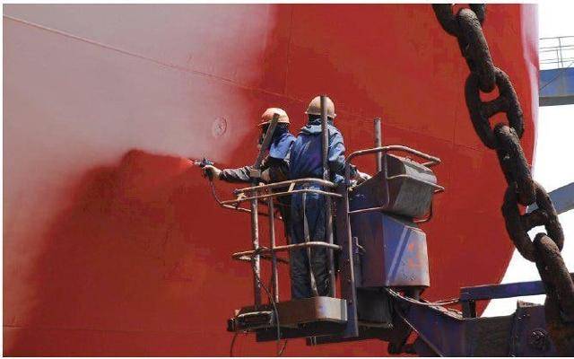 울산의 한 조선소에서 노동자가 스프레이 도장 작업을 하고 있다. 울산 산재추방운동연합 제공