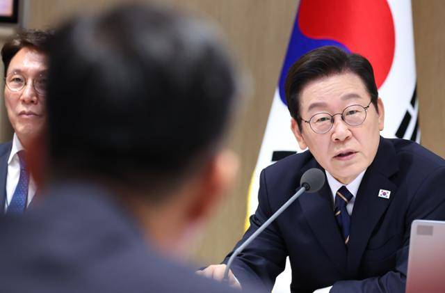 이재명 대통령이 지난달 30일 용산 대통령실에서 열린 제44회 국무회의에서 정성호 법무부 장관에게 질의하고 있다. 연합뉴스