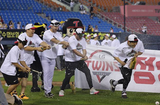 <yonhap photo-8137=""> 샴페인 맞는 LG 주장 박해민 (서울=연합뉴스) 류영석 기자 = LG 트윈스 주장 박해민이 1일 서울 잠실야구장에서 정규 시즌 우승을 확정한 뒤 선수들로부터 샴페인 세례를 받고 있다. 2025.10.1 ondol@yna.co.kr/2025-10-01 23:25:02/ <저작권자 ⓒ 1980-2025 ㈜연합뉴스. 무단 전재 재배포 금지, AI 학습 및 활용 금지></yonhap>
