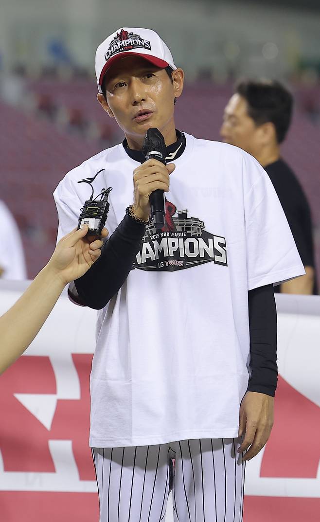 <yonhap photo-8196=""> 우승 소감 밝히는 염경엽 감독. (서울=연합뉴스) 류영석 기자 = LG 트윈스 염경엽 감독이 1일 서울 잠실야구장에서 정규 시즌 우승을 확정한 뒤 소감을 말하고 있다. 2025.10.1 ondol@yna.co.kr/2025-10-01 23:32:46/<저작권자 ⓒ 1980-2025 ㈜연합뉴스. 무단 전재 재배포 금지, AI 학습 및 활용 금지></yonhap>