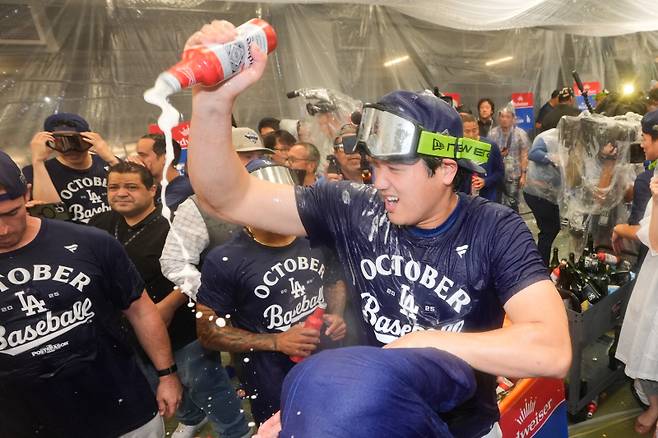 <yonhap photo-4409="">WC 2차전 승리 후 동료들과 세리머니하는 오타니 쇼헤이. AP=연합뉴스</yonhap>