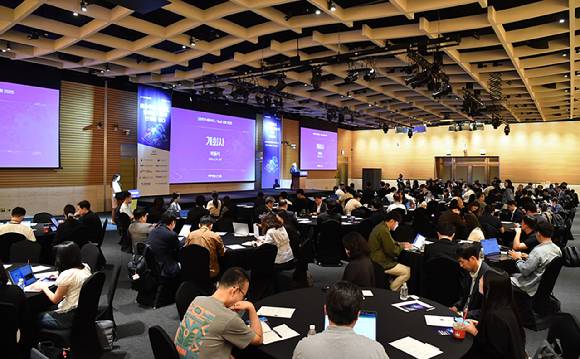 클라우드 기술 혁신의 현재와 미래를 점검하는 '대한민국 클라우드/SaaS 포럼 2025'(KCSF 2025)이 30일 서울 여의도 FKI타워 그랜드 볼룸에서 열렸다. 박동석 아이뉴스24 사장이 개회사를 하고 있다. [사진=곽영래 기자]