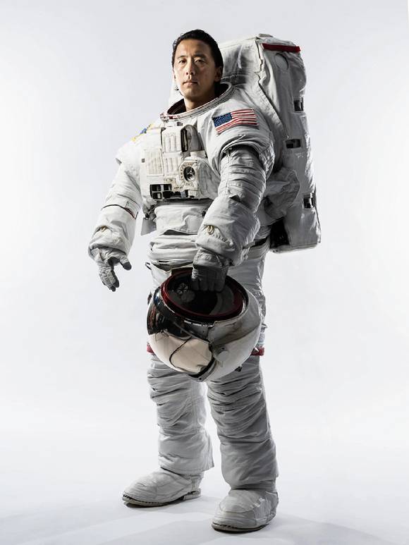 우주인 조니 김이 우주복을 입고 포즈를 취하고 있다. [사진=NASA]