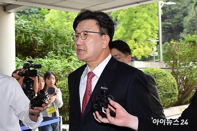 권성동 국민의힘 의원이 16일 서울 서초구 서울중앙지법으로 구속 전 피의자 심문(영장실질심사)을 받기 위해 이동하며 발언하고 있다. [사진=곽영래 기자]