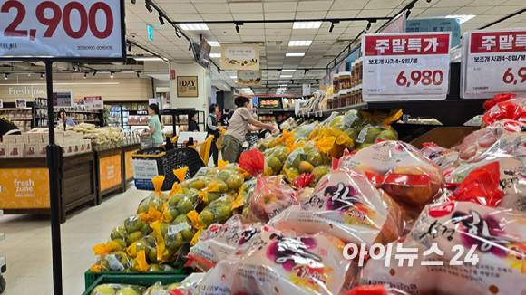 2일 서울의 한 대형마트 과일 코너에서 할인 행사를 진행하고 있다. 이날 만난 소비자들은 장바구니 물가에 대한 부담을 토로했다. [사진=진광찬 기자]