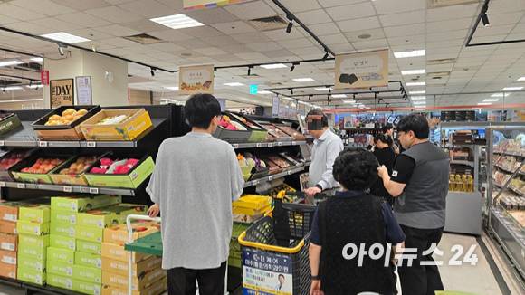 2일 서울의 한 대형마트 추석 선물세트 코너에서 명절을 앞두고 선물을 구매하려는 소비자들이 상품을 둘러보고 있다. [사진=진광찬 기자]