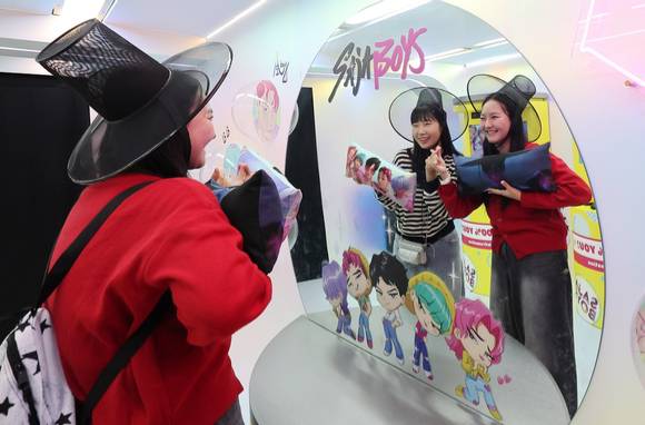 경기도 용인시 에버랜드에 마련된 '케이팝 데몬 헌터스' 테마존에서 관람객들이 체험을 하고 있다. [사진=연합뉴스]