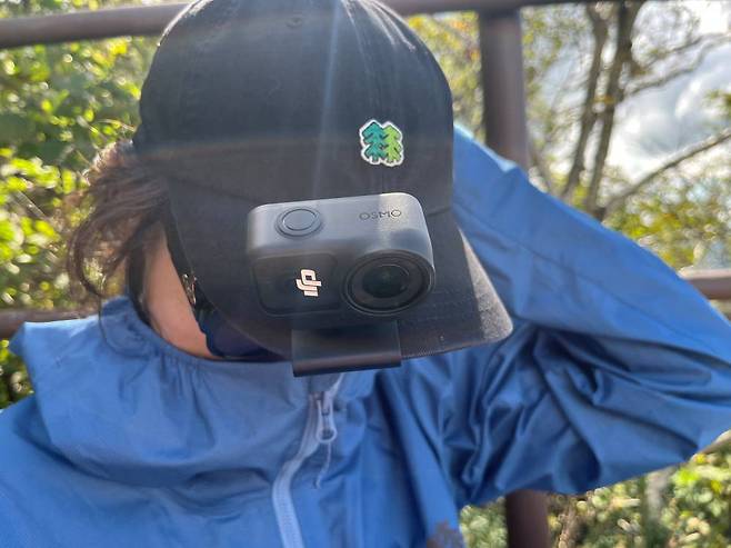 마그네틱 모자 클립은 앞으로 쏠리는 느낌을 준다 / 출처=IT동아