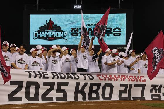 LG 트윈스, 정규리그 1위   (서울=연합뉴스) 류영석 기자 = 프로야구 LG 트윈스 선수들이 1일 잠실야구장에서 열린 NC와의 경기를 마치고 '정규리그 1위' 세리머니를 하고 있다. LG는 이날 NC에게 패했지만 2위인 한화가 SSG에 승리를 거두지 못해 정규리그 1위를 확정지었다.2025.10.1   ondol@yna.co.kr   hama@yna.co.kr (끝)  〈저작권자(c) 연합뉴스, 무단 전재-재배포, AI 학습 및 활용 금지〉