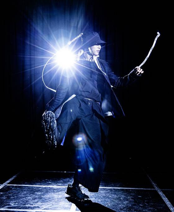 국악 크리에이터이자 밴드 오름새의 보컬인 송창현씨가 블랙핑크의 제니가 부른 ‘라이크 제니(like JENNIE)’에 맞춰 춤을 추며 상모를 돌리고 있다. 권혁재 사진전문기자