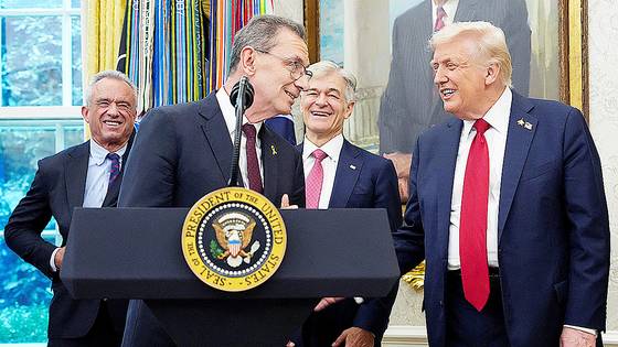 도널드 트럼프 미국 대통령(오른쪽)이 지난달 30일 백악관에서 앨버트 불라 화이자 최고경영자(왼쪽 둘째)와 대화하고 있다. [로이터=연합뉴스]