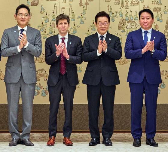 이재명 대통령이 1일 오후 샘 올트먼 오픈AI CEO를 접견하고 ‘AI 대전환’에 관해 의견을 나눴다. 왼쪽부터 이재용 삼성전자 회장, 올트먼 CEO, 이 대통령, 최태원 SK 회장. 올트먼 CEO는 이날 SK와 삼성전자를 방문해 ‘스타게이트 프로젝트’ 협력을 논의했다. [사진 대통령실]