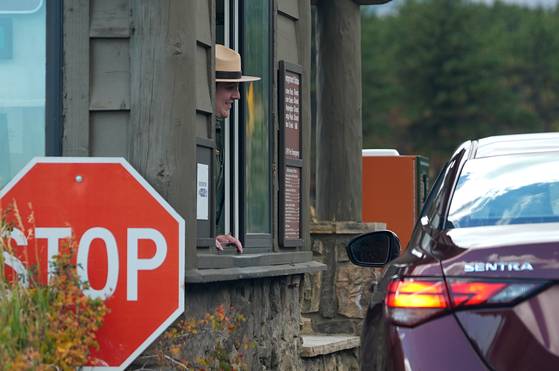 미국 연방정부가 셧다운(일시적 업무 정지)에 들어간 1일(현지시간) 콜로라도주 로키마운틴 국립공원 관리인이 방문객에게 입장을 안내하고 있다. AP=연합뉴스