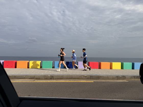 올해 가을철 제주시 도두동 무지개해안도로 위를 달리고 있는 러너들. 최충일 기자