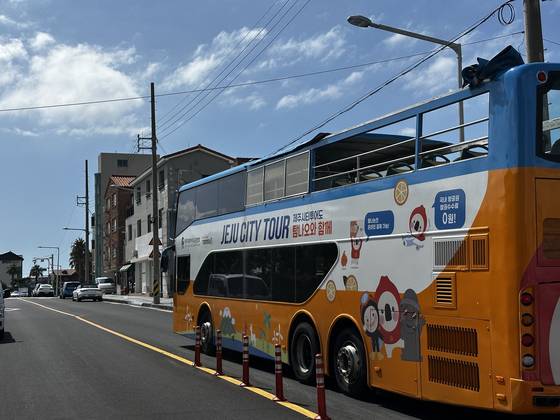 제주시티투어버스가 올해 가을철 제주시 도두동 무지개해안도로 인근 도로에서 운행하고 있다. 최충일 기자