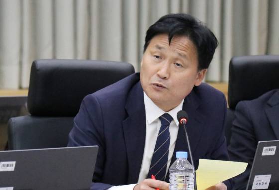 국회 기획재정위원회 소속 더불어민주당 김영진 의원이 18일 정부대전청사 대회의실에서 열린 조달청·관세청·통계청에 대한 국정감사에서 질의하고 있다. 연합뉴스