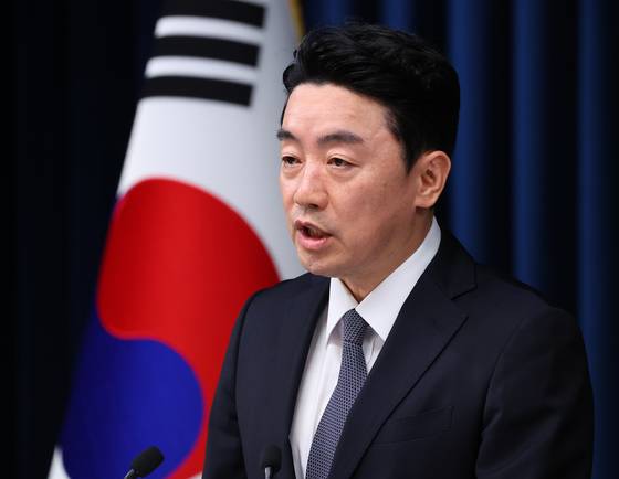 강훈식 대통령 비서실장이 19일 용산 대통령실에서 청년의 날을 맞아 진행했던 청년 주간 행사 관련 브리핑을 하고 있다. 연합뉴스.