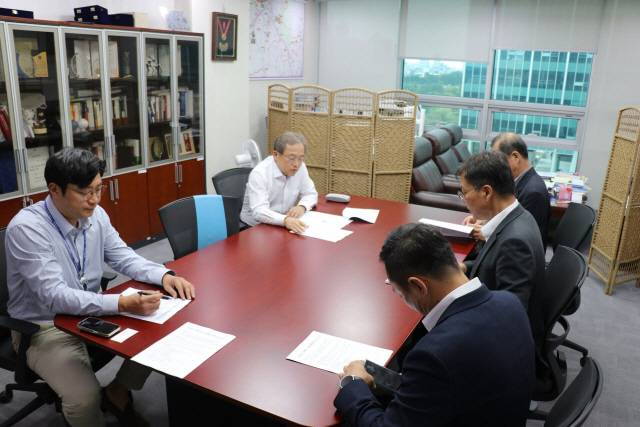 ▲ 더불어민주당 ‘강원 영동지역 가뭄·물부족 사태 해결 특별위원회’(위원장 송기헌)는 1일 국회 의원회관에서 첫 회의를 열고, 향후 특위 운영 계획을 논의했다. 송기헌의원실 제공