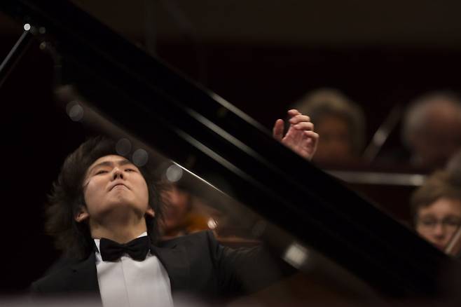 2015년 쇼팽 국제 피아노 콩쿠르 결선 무대에서 열정적인 연주를 보여준 피아니스트 조성진. photo by International Fryderyk Chopin Piano Competition