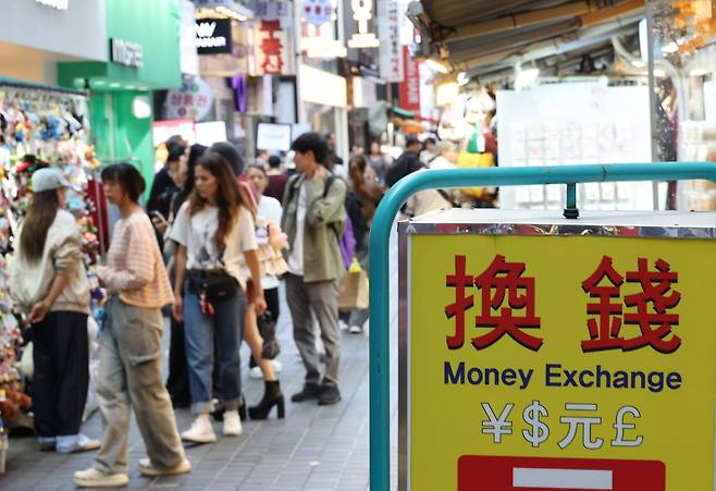 관광객들로 북적이는 서울 명동 거리. / 사진=연합뉴스