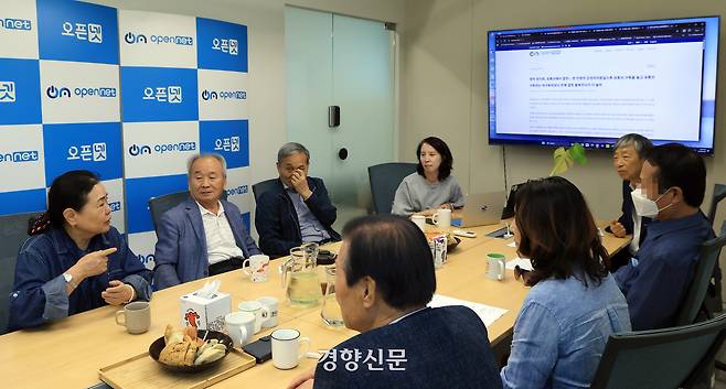 지난달 23일 서울 서교동 오픈넷 회의실에서 탄핵 찬성과 반대 입장을 가진 참석자들이 서로를 소개하며 대화를 나누고 있다.  이 만남은 오픈넷과 연세대 포용사회연구소 주최로 열렸다. 서성일 선임기자