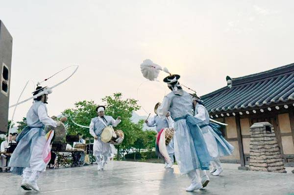 국립부산국악원 추석 명절 공연을 맡은 전통연희단 ‘난장앤판’의 공연 모습. 부산국악원 제공