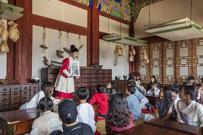 Junmyeongdang Children’s School, a new hands-on program for children, will be held at Junmyeongdang Hall in Deoksugung Oct. 11-12, as part of the 2025 Fall K-Royal Culture Festival (Korea Heritage Agency)