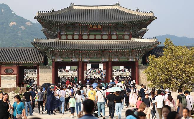 Visitors crowd Gyeongbok Palace. Seoul’s four major palaces will also be open free of charge from Oct. 3 to 9. [YONHAP]