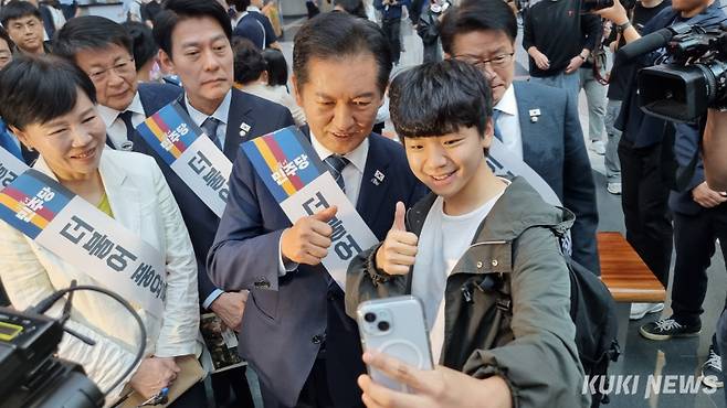 정청래 더불어민주당 대표가 2일 서울 용산구 용산역에서 귀성객과 사진 촬영을 하고 있다. 유병민 기자&nbsp;