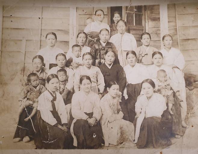 우을순 할머니의  16살 모습. 친구들과 교회 부흥회에서 촬영한 사진이다. 우 할머니는 아랫줄 왼쪽 두번째 흰옷을 입은 소녀다. 가족 제공