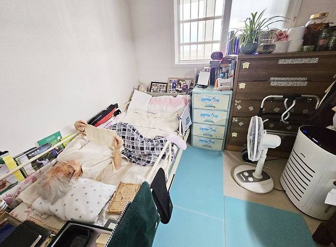 기자와 2시간 가량 인터뷰를 마친 뒤 방에서 쉬는 우을순 할머니의 모습. 한참을 누워서 성경을 읽었다.