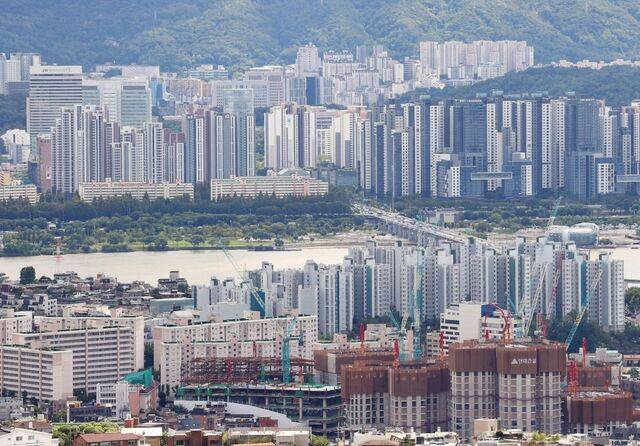 서울 남산에서 바라본 시내 아파트 단지 모습. 연합뉴스