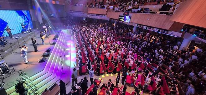 지난달 부산 호산나교회에서 열린 G2A 집회에서 2000여명의 청년들이 팀룩워십의 찬양 인도에 두 손을 들고 찬양하고 있다. 국민일보DB