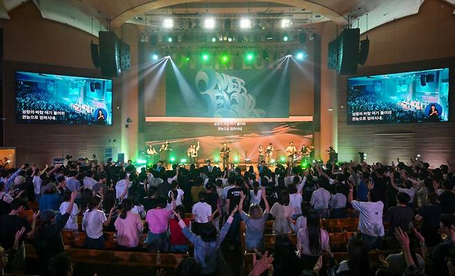 최근 경기도 성남 선한목자교회에서 열린 금요 성령집회. 신석현 포토그래퍼