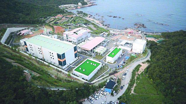 부산시 기장군 4만5850㎡ 부지에 있는 해수담수화 플랜트 시설을 드론으로 촬영한 사진. 2014년 완공된 최첨단 해수담수화 시설이 주민들의 몰 공급 거부로 11년째 제대로 가동을 하지 못하고 있다. 부산시 제공