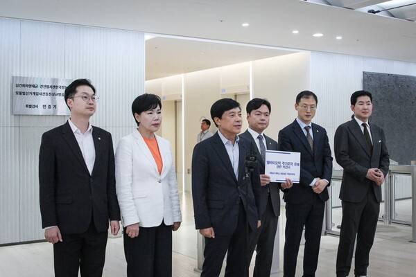 ▲민주당 3대 특검 종합 대응 특위가 1일 김건희 특검을 방문해 파견 검사들의 원대복귀 요청 관련 면담을 진행한 결과를 발표하고 있다. 사진=이성윤 페이스북