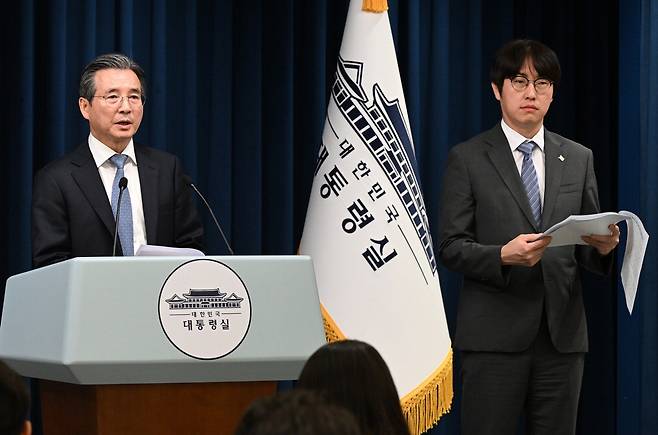 김용범 대통령실 정책실장(왼쪽)이 1일 서울 용산 대통령실에서 이재명 대통령과 샘 올트먼 오픈AI CEO 접견 결과를 브리핑하고 있다. 하정우 대통령실 인공지능(AI)미래기획수석도 브리핑에 참석했다.  김호영 기자