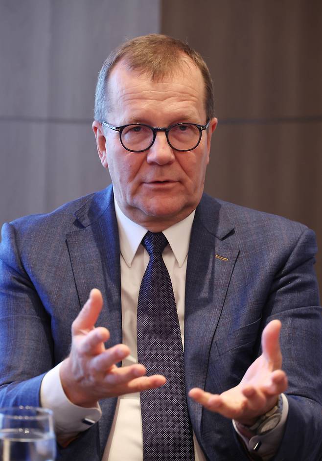 페카 페소넨 핀란드 농업부 차관이 매일경제와 인터뷰에서 답하고 있다.[이충우기자]