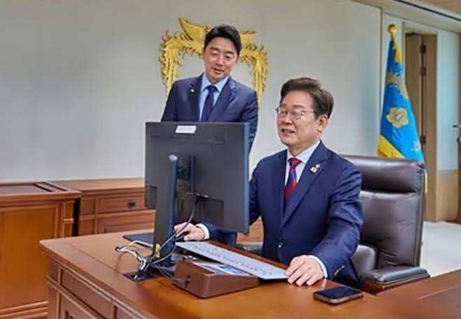 이재명 대통령과 강훈식 대통령 비서실장 [사진출처=강훈식 비서실장 SNS]