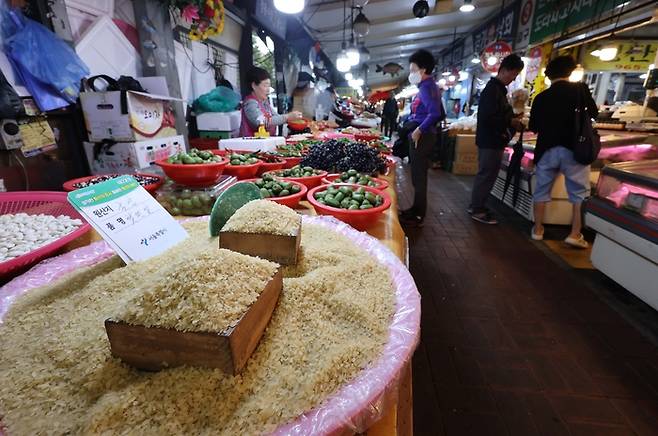 서울 동대문구 경동시장의 쌀, 축산물 상점의 모습. [한주형 기자]