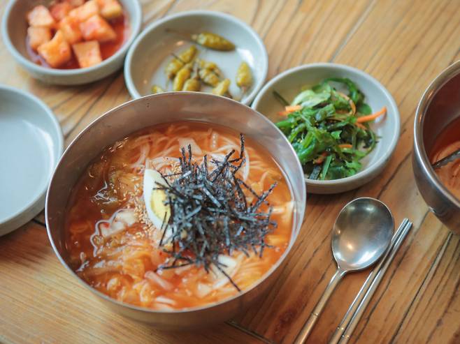 눈나무집의 김치말이는 국물이 자극적이지 않다는 점이 특징이다. /사진=다이어리알