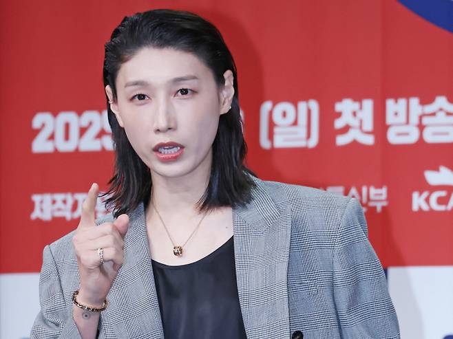 전 배구 국가대표선수 김연경이 지난 1일 방송된 MBC 시사교양 프로그램 '손석희의 질문들3'에 출연해 배구 예능 감독직을 거절했다고 고백했다. 사진은 지난달 24일 전 배구 국가대표선수 김연경이 서울 마포구 상암동 MBC에서 진행된 예능프로그램 '신인감독 김연경' 제작발표회에 참석해 포즈를 취하고 있는 모습. 사진=머니투데이