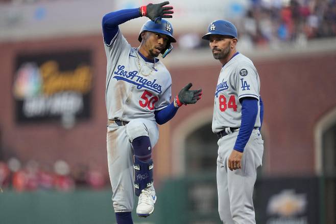 LA다저스가 무키 베츠 등 타선의 힘으로 신시내티 레즈를 꺾었다. 사진은 다저스에서 활약 중인 무키 베츠(왼쪽). /사진=뉴스1
