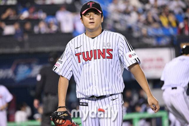 30일 서울 잠실야구장에서 열린 '2025 신한 SOL BANK KBO리그' 두산 베어스와 LG 트윈스 경기.LG 선발 송승기가 1회 수비를 마치고 더그아웃으로 들어서고 있다./마이데일리