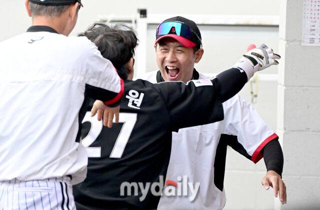 김광삼 투수코치가 박동원의 홈런을 축하하고 있다 / 대전 = 유진형 기자 zolong@mydaily.co.kr